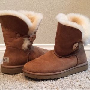 EUC Uggs Bailey Button Tan Boots 9
